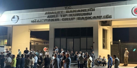 Diyarbakır'da Rekor Kıran Husumet: İki Aile Arasında Kanlı Kavga, 2 Hayat Kaybı! Diyarbakır’da Rekor Kıran Husumet: İki Aile Arasında Kanlı Kavga, 2 Hayat Kaybı!