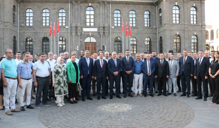 diyarbakirda-srebrenitsa-soykirimi-anisina-duzenlenen-ozel-fotograf-sergisi-acildi-hDcg4rkW.jpg