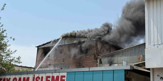 Diyarbakır'daki Kereste Deposunda Çıkan Yangın: İtfaiye Ekipleri Mücadele Ediyor Diyarbakır’daki Kereste Deposunda Çıkan Yangın: İtfaiye Ekipleri Mücadele Ediyor