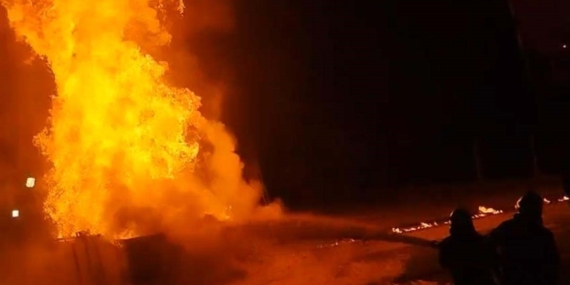 Diyarbakır'daki Petrol Kuyusunda Yangın: 3 Ağır Yaralı, 8 Kişi Hastaneye Kaldırıldı Diyarbakır’daki Petrol Kuyusunda Yangın: 3 Ağır Yaralı, 8 Kişi Hastaneye Kaldırıldı