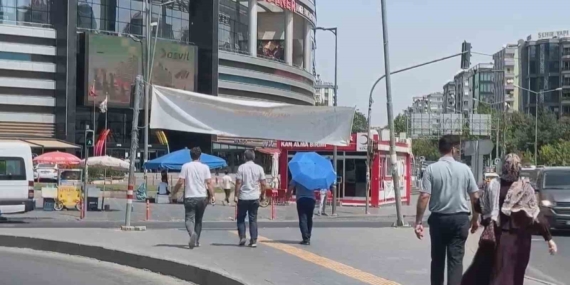 Diyarbakır'ın Kavurucu Sıcaklarında Şemsiye ile Ferahlamak Diyarbakır’ın Kavurucu Sıcaklarında Şemsiye ile Ferahlamak