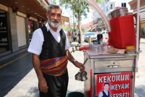 diyarbakirin-sicak-gunlerinde-ferahlatan-ikram-meyan-koku-serbeti-vn2j1KYB.jpg