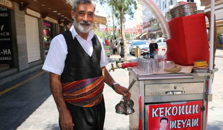 diyarbakirin-sicak-gunlerinde-ferahlatan-ikram-meyan-koku-serbeti-vn2j1KYB.jpg