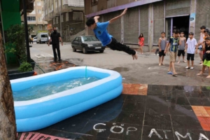 diyarbakirli-esnaf-sicak-havadan-bunalan-cocuklar-icin-sisme-havuz-kurdu-ngkviFzB.jpg