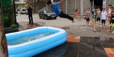 diyarbakirli-esnaf-sicak-havadan-bunalan-cocuklar-icin-sisme-havuz-kurdu-ngkviFzB.jpg