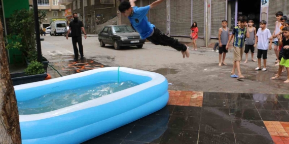 Diyarbakırlı Esnaf, Sıcak Havadan Bunalan Çocuklar İçin Şişme Havuz Kurdu