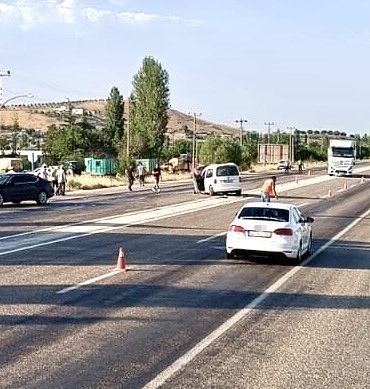 dogansehirde-feci-kaza-iki-arac-carpisti-2-yarali-c355FWn2.jpg