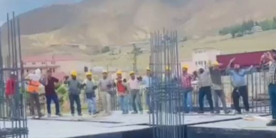 Düğün Salonunda Çalan Müzikle Eğlenen İşçilerin Neşeli Anları Düğün Salonunda Çalan Müzikle Eğlenen İşçilerin Neşeli Anları