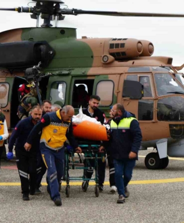 dusen-ucaktan-sag-kurtulan-kadin-yolcu-erzuruma-helikopterle-tasindi-KVQpCS5y.jpg