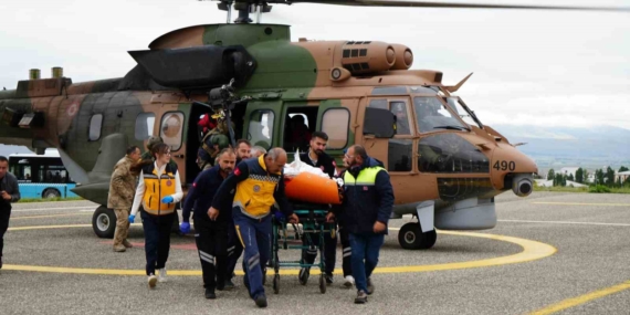 Düşen Uçaktan Sağ Kurtulan Kadın Yolcu, Erzurum'a Helikopterle Taşındı Düşen Uçaktan Sağ Kurtulan Kadın Yolcu, Erzurum’a Helikopterle Taşındı