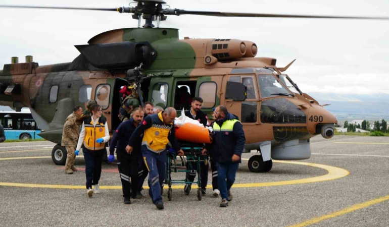 dusen-ucaktan-sag-kurtulan-kadin-yolcu-erzuruma-helikopterle-tasindi-KVQpCS5y.jpg