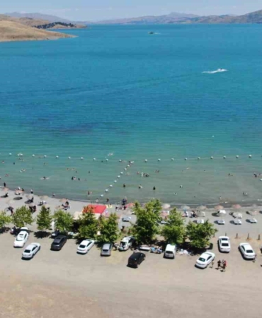 ege-sahillerini-aratmayan-hazar-golu-tatilcilerin-yeni-gozdesi-oluyor-nOBgupZD.jpg