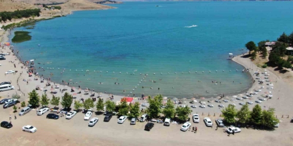 Ege Sahillerini Aratmayan Hazar Gölü, Tatilcilerin Yeni Gözdesi Oluyor Ege Sahillerini Aratmayan Hazar Gölü, Tatilcilerin Yeni Gözdesi Oluyor