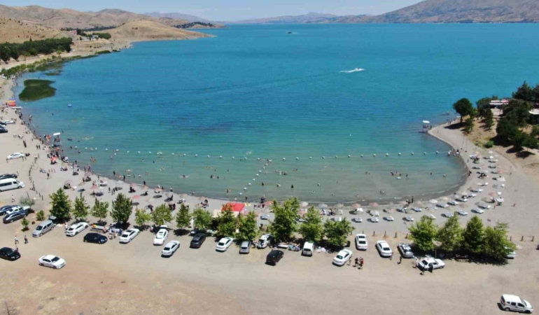 ege-sahillerini-aratmayan-hazar-golu-tatilcilerin-yeni-gozdesi-oluyor-nOBgupZD.jpg