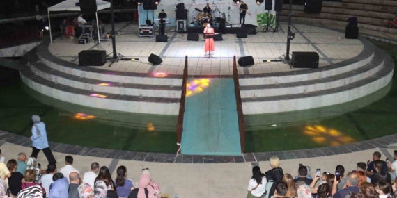 Elazığ Belediyesi Yaz Etkinliklerinde Evin Gençero'nun Büyüleyici Performansı Elazığ Belediyesi Yaz Etkinliklerinde Evin Gençero’nun Büyüleyici Performansı