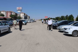 elazig-ikinci-el-oto-pazarinda-arac-bollugu-alicilarin-yoklugu-dikkat-cekiyor-cFOPtYEf.jpg