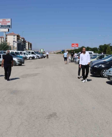 elazig-ikinci-el-oto-pazarinda-arac-bollugu-alicilarin-yoklugu-dikkat-cekiyor-cFOPtYEf.jpg