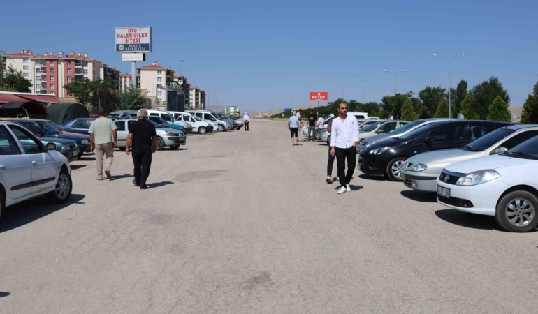 elazig-ikinci-el-oto-pazarinda-arac-bollugu-alicilarin-yoklugu-dikkat-cekiyor-cFOPtYEf.jpg