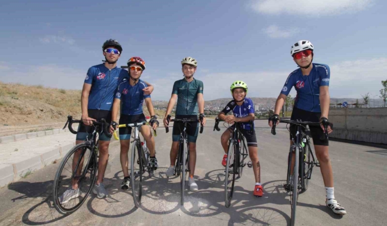 elazigda-15-temmuzda-pedallar-milli-birlik-icin-donmeye-devam-ediyor-NjdjxnE6.jpg