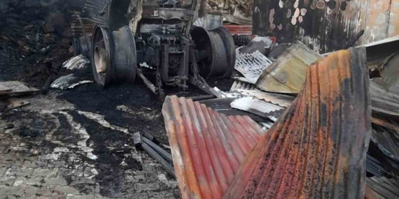 Elazığ'da Alevlere Teslim Olan Traktör Kullanılamaz Hale Geldi Elazığ’da Alevlere Teslim Olan Traktör Kullanılamaz Hale Geldi