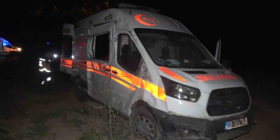 Elazığ'da Ambulans Şarampole Uçtu: İki Yaralının Yaşam Mücadelesi Elazığ’da Ambulans Şarampole Uçtu: İki Yaralının Yaşam Mücadelesi