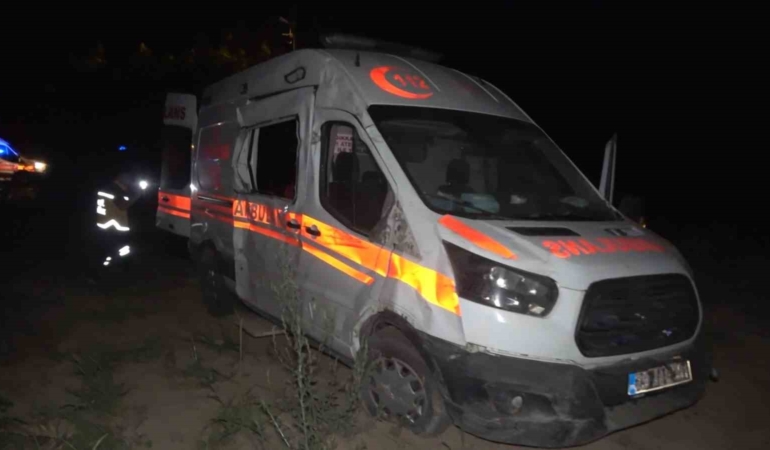 elazigda-ambulans-sarampole-uctu-iki-yaralinin-yasam-mucadelesi-qykIh7hp.jpg