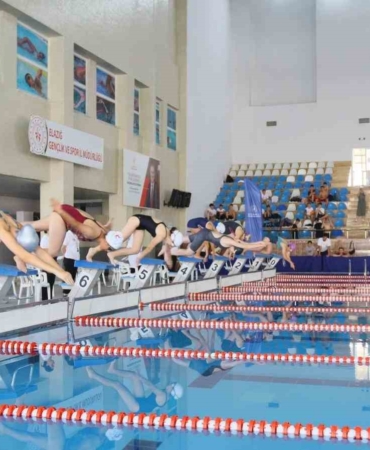 elazigda-analig-yuzme-heyecani-su-yuzunde-rekabetin-zirvesi-3cjleVnS.jpg