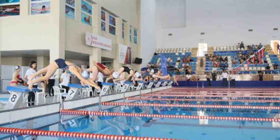 Elazığ’da Analig Yüzme Heyecanı: Su Yüzünde Rekabetin Zirvesi Elazığ’da Analig Yüzme Heyecanı: Su Yüzünde Rekabetin Zirvesi