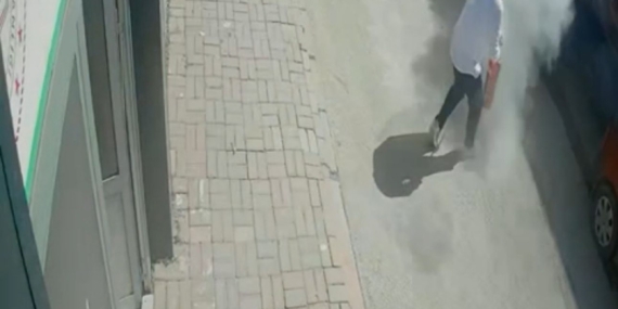 Elazığ'da Araç Yangını Anbean Güvenlik Kameralarına Yansıdı Elazığ’da Araç Yangını Anbean Güvenlik Kameralarına Yansıdı