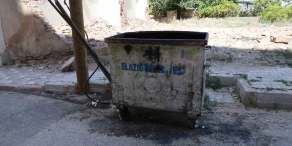 Elazığ'da Çöp Konteynerinde Terkedilmiş Yeni Doğmuş Bebek Bulundu Elazığ’da Çöp Konteynerinde Terkedilmiş Yeni Doğmuş Bebek Bulundu