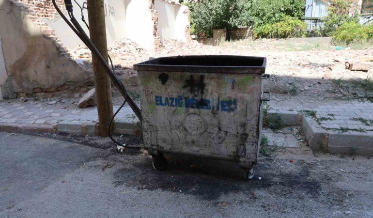 elazigda-cop-konteynerinde-terkedilmis-yeni-dogmus-bebek-bulundu-BQ73X2lt.jpg