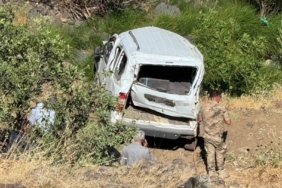elazigda-hafif-ticari-arac-sarampole-uctu-1-kisi-hayatini-kaybetti-BCsD2ClX.jpg