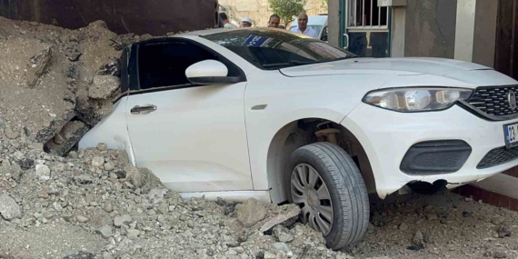 Elazığ'da Hafriyat Kamyonu Otomobili Devirerek Kazaya Neden Oldu: 1 Yaralı Elazığ’da Hafriyat Kamyonu Otomobili Devirerek Kazaya Neden Oldu: 1 Yaralı