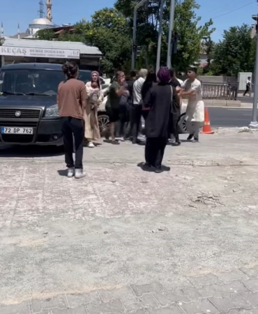elazigda-kaza-sonrasi-yasanan-kavga-anlari-kameralara-yansidi-z92xRzKL.jpg