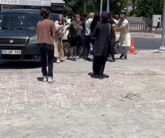 elazigda-kaza-sonrasi-yasanan-kavga-anlari-kameralara-yansidi-z92xRzKL.jpg
