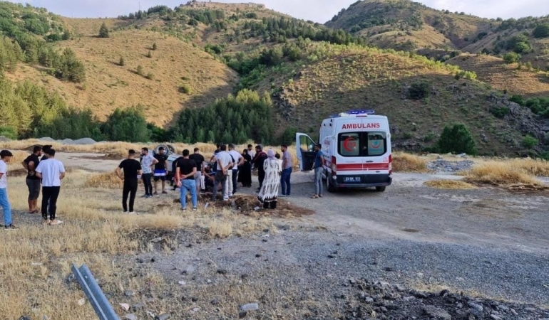 elazigda-otomobilin-takla-attigi-kaza-2si-agir-5-yarali-imCn3f5X.jpg