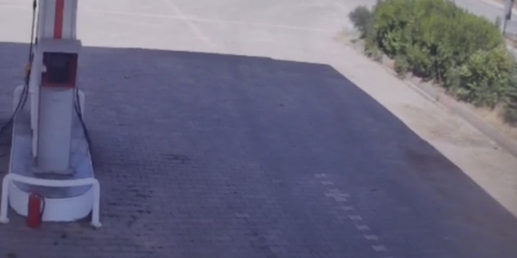 Elazığ’da Patlayan Lastikle Kontrolü Kaybeden Kamyonun Tel Örgülere Çarpma Anı Kamerada