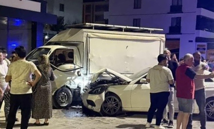 elazigda-pikap-ve-otomobil-carpisti-3-kisi-yaralandi-bqw1uCmP.jpg