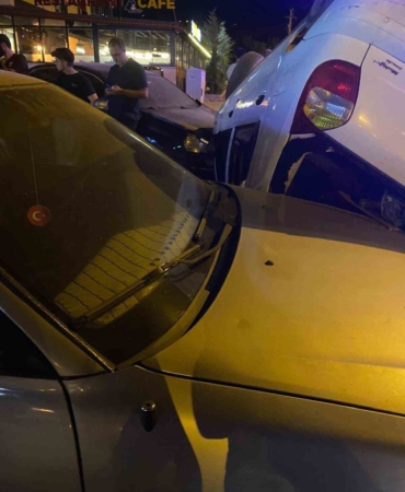 elazigda-takla-atan-arac-park-halindeki-otomobillere-carpti-YS5pW5m9.jpg