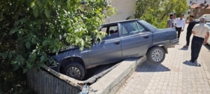 elazigda-tekerlek-patlayinca-otomobil-komurlugun-uzerine-cikti-xtG3tQgZ.jpg