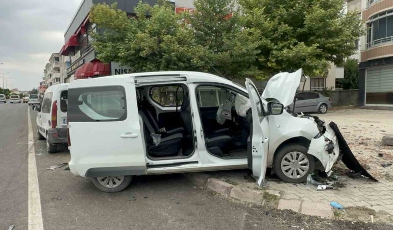 elazigda-zincirleme-kaza-3-kisi-yaralandi-3jvPOHts.jpg