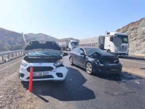 elazigda-zincirleme-trafik-kazasi-1-kisi-yaralandi-uIHd1nB4.jpg