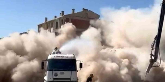 Elazığ'daki Ağır Hasarlı Bina Tek Hamleyle Yıkıldı Elazığ’daki Ağır Hasarlı Bina Tek Hamleyle Yıkıldı
