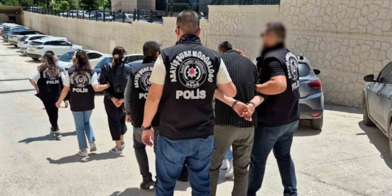 Elazığ'daki Güzellik Salonuna Yönelik Fuhuş Operasyonu: 4 Kişi Tutuklandı Elazığ’daki Güzellik Salonuna Yönelik Fuhuş Operasyonu: 4 Kişi Tutuklandı