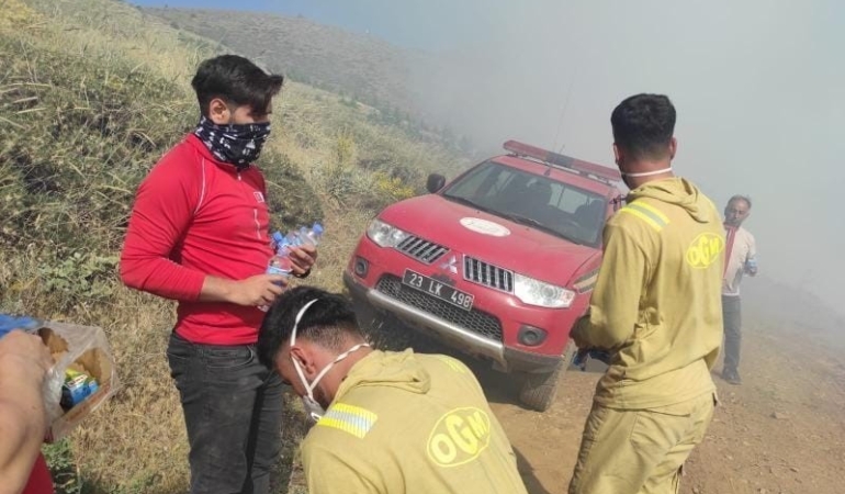 elazigdaki-yeniden-patlak-veren-ortu-yanginina-acil-mudahale-basladi-sdRudNKf.jpg