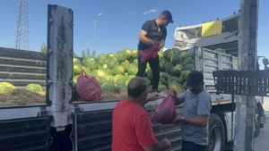 elazigli-esnaf-ucretsiz-bir-sekilde-30-ton-karpuz-dagitti-j9cTqBGx.jpg