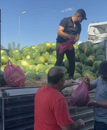 elazigli-esnaf-ucretsiz-bir-sekilde-30-ton-karpuz-dagitti-j9cTqBGx.jpg