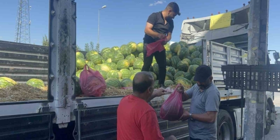 Elazığlı Esnaf Ücretsiz Bir Şekilde 30 Ton Karpuz Dağıttı Elazığlı Esnaf Ücretsiz Bir Şekilde 30 Ton Karpuz Dağıttı