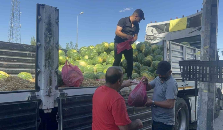 elazigli-esnaf-ucretsiz-bir-sekilde-30-ton-karpuz-dagitti-j9cTqBGx.jpg