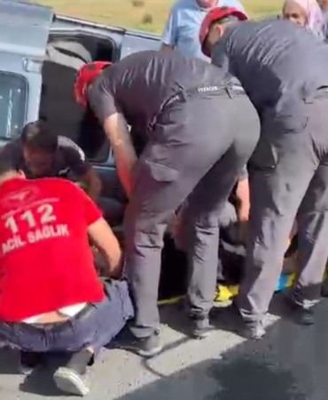 erzurumda-feci-trafik-kazasi-4-kisi-yaralandi-Lhpixen4.jpg
